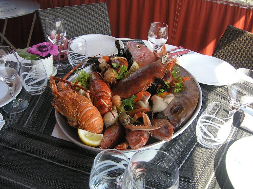 Hotel Restaurant De La Tour Sanary-sur-Mer Exterior photo